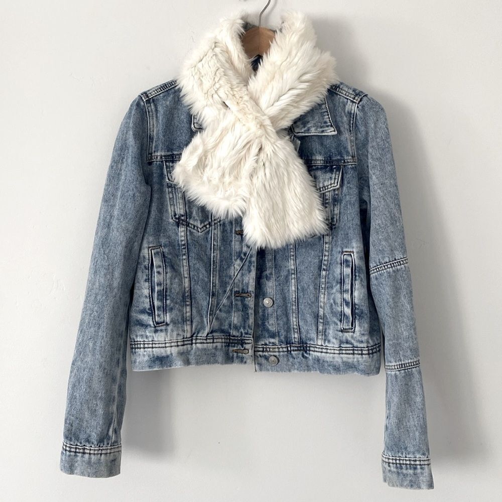 Fossil Elegant and Cute White Faux Fur Scarf Boho Preppy Casual NWOT